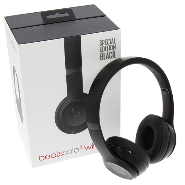 Beats Solo3 Wireless Headphones in the box